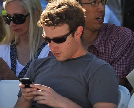 "Ông chủ" Facebook được Tim Cook tặng iPhone 5 - 1 Mark Zuckerberg không tiếc lời khen dành cho iPhone 5
