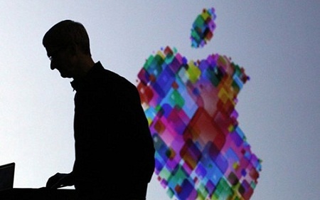 "Bộ sậu" lục đục, cổ phiếu Apple rớt giá mạnh - 1 Tim Cook đã phải cải tổ lại hàng ngũ lãnh đạo của Apple.