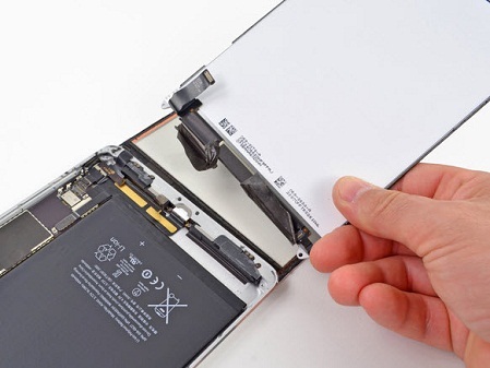 Khám phá bên trong iPad mini - 7 Đoạn băng cáp bảo vệ cổng sạc Lightning kết nối giữa màn hình với camera chính của máy được tháo gỡ