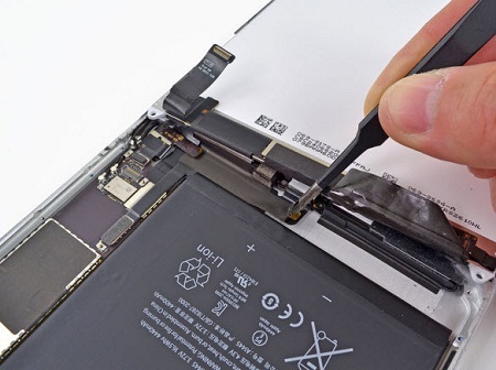 Khám phá bên trong iPad mini - 6 Đoạn băng cáp bảo vệ cổng sạc Lightning kết nối giữa màn hình với camera chính của máy được tháo gỡ