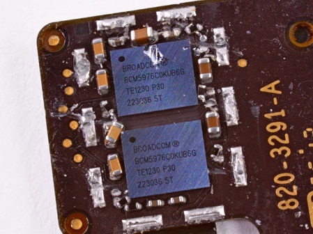 Khám phá bên trong iPad mini - 9 Hai IC điều khiển cảm ứng mang số hiệu BCM5976C0KUB6G của Broadcom