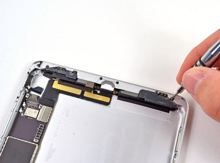 Khám phá bên trong iPad mini - 10 Nằm phía trên mỗi loa ngoài của iPad Mini là một ăng-ten kết nối Wi-Fi hoặc Bluetooth
