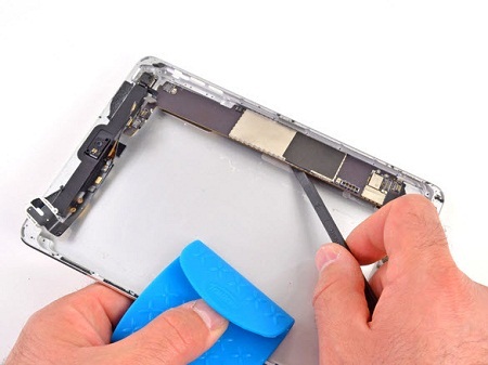 Khám phá bên trong iPad mini - 13 Bảng mạch logic của máy lộ diện sau khi tháo nắp lưng máy