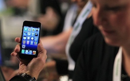 iPhone giá rẻ sẽ được làm bằng nhựa và không có nút bấm Home truyền thống