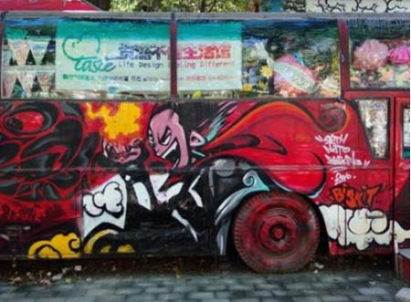 Bắc Kinh – Một góc nhìn khác - 5 Một tác phẩm graffiti ấn tượng trên một chiếc xe buýt bỏ hoang
