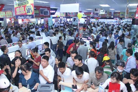 Nghẹt thở xếp hàng chờ khai trương siêu thị điện máy tại Hải Phòng - 2 Nghẹt thở xếp hàng chờ khai trương siêu thị điện máy tại Hải Phòng