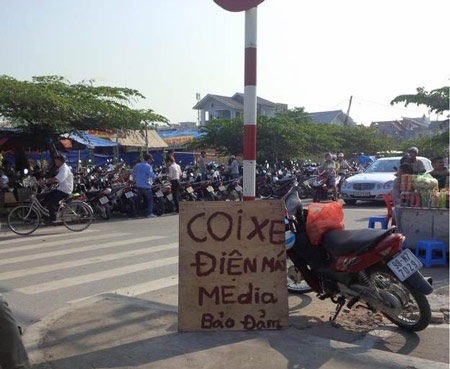 Nghẹt thở xếp hàng chờ khai trương siêu thị điện máy tại Hải Phòng - 11 Chống nắng bằng đủ phương tiện