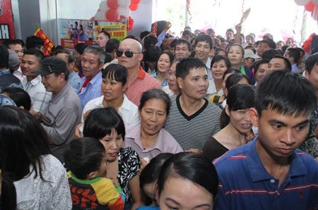 Nghẹt thở xếp hàng chờ khai trương siêu thị điện máy tại Hải Phòng - 12 Dòng người cả người già lẫn trẻ em nhích từng bước để chen chân vào cửa siêu thị