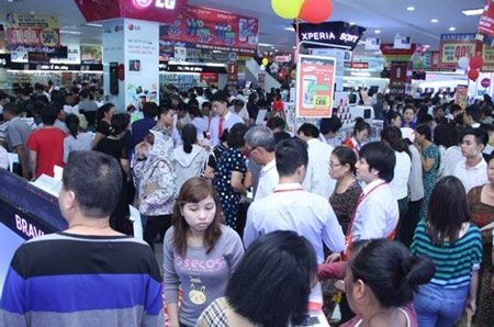 Nghẹt thở xếp hàng chờ khai trương siêu thị điện máy tại Hải Phòng - 15 Khách đứng chật cứng các gian hang