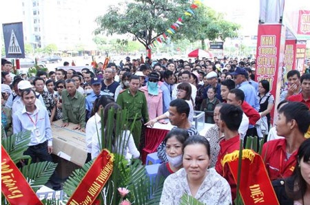 Nghẹt thở xếp hàng chờ khai trương siêu thị điện máy tại Hải Phòng - 8 An ninh nội bộ và CSTT vất vả làm công tác đảm bảo an ninh
