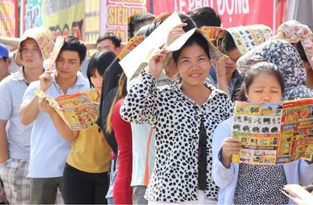 Nghẹt thở xếp hàng chờ khai trương siêu thị điện máy tại Hải Phòng - 9 Chống nắng bằng đủ phương tiện