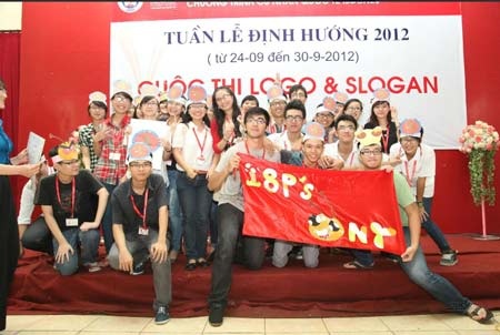 Cơ hội trúng tuyển đại học ngay khi đang học THPT - 1 Sinh viên IBD@NEU trong một hoạt động của chương trình.