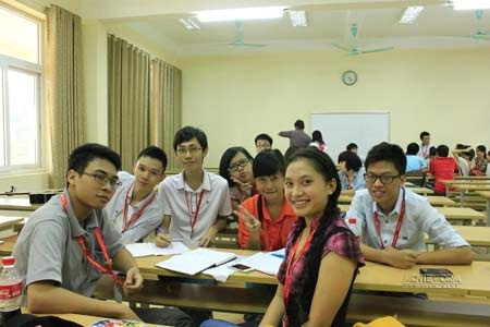 Cơ hội trúng tuyển đại học ngay khi đang học THPT - 2 Sinh viên IBD@NEU trong giờ thảo luận.