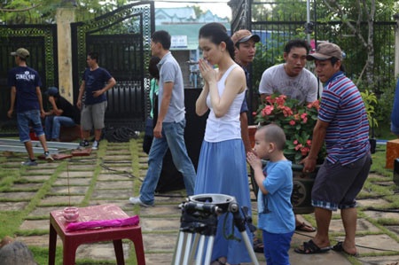 Su cùng mẹ cầu chúc một buổi quay thành công