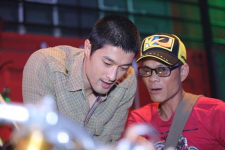 Johnny Trí Nguyễn và anh Vi Tự là những thành viên đầu tiên của Castrol Bikers Việt Nam