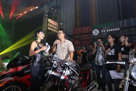 Johnny Trí Nguyễn và anh Vi Tự là những thành viên đầu tiên của Castrol Bikers Việt Nam
