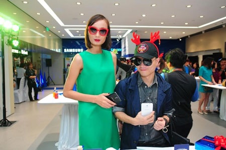 Đỗ Mạnh Cường cùng một trong những nàng thơ của mình là người mẫu Lê Thúy sánh đôi tại TP. HCM.