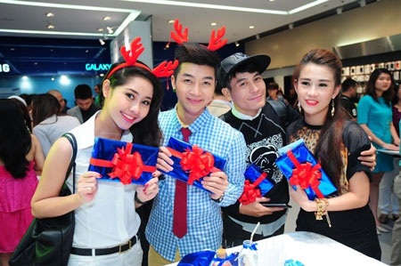 Đỗ Mạnh Cường cùng một trong những nàng thơ của mình là người mẫu Lê Thúy sánh đôi tại TP. HCM.