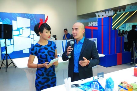 Đỗ Mạnh Cường cùng một trong những nàng thơ của mình là người mẫu Lê Thúy sánh đôi tại TP. HCM.