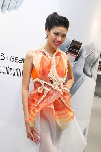 Lan Khuê tạo dáng chuyên nghiệp trước trước ống kính