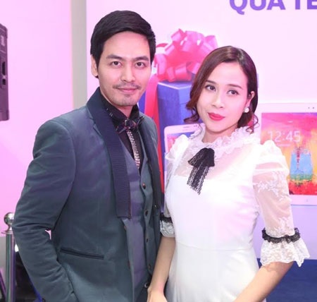 Vắng ông xã Hồ Hoài Anh, ca sĩ Lưu Hương Giang sánh đôi cùng MC Phan Anh tại sự kiện