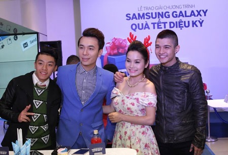 Vắng ông xã Hồ Hoài Anh, ca sĩ Lưu Hương Giang sánh đôi cùng MC Phan Anh tại sự kiện