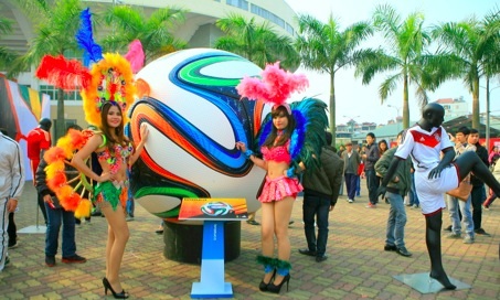 Quả bóng Brazuca khổng lồ xuất hiện tại Hà Nội