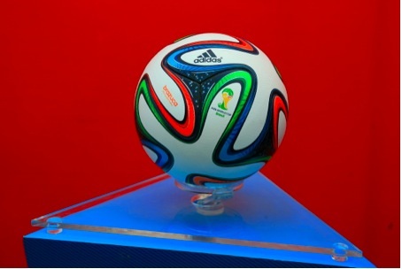 Quả bóng Brazuca khổng lồ xuất hiện tại Hà Nội