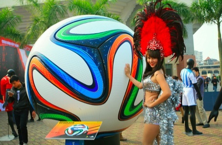 Quả bóng Brazuca khổng lồ xuất hiện tại Hà Nội