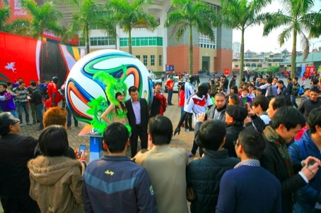 Quả bóng Brazuca khổng lồ xuất hiện tại Hà Nội