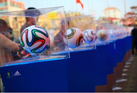 Quả bóng Brazuca khổng lồ xuất hiện tại Hà Nội