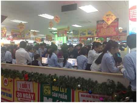 Hàng nghìn người đội mưa rét chờ mua hàng giảm giá - 10 Chương trình giảm giá lên đến 50% cho 9.000 mặt hàng sẽ được kéo dài đến hết 20/12.