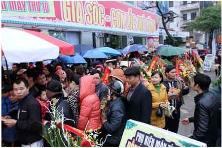 Hàng nghìn người đội mưa rét chờ mua hàng giảm giá - 4 Đội mưa rét, đi săn hàng điện máy khuyến mại giữa biển người