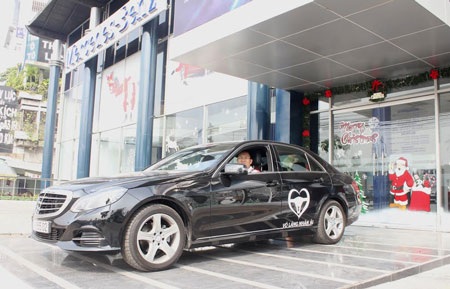 Lái thử Mercdes-Benz, chung tay giúp đỡ cộng đồng - 1 Khách hàng tham gia lái thử các dòng xe mới nhất của Mercedes-Benz và chung tay hỗ trợ cộng đồng