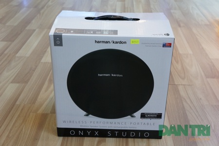 Đập hộp loa di động Harman Karrdon Onyx Studio - 1 Hộp đựng loa khá gọn gàng với hai tông màu chính là trắng và đen.