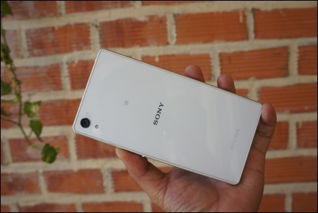 Ngắm Xperia Z2 màu trắng đẹp mắt tại Việt Nam - 2 Mặt sau không có nhiều khác biệt so với dòng sản phẩm Xperia Z.