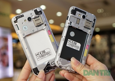 Đập hộp bộ đôi LG L Series III mới nhất tại Việt Nam - 11 Vị trí SIM và thẻ nhớ được đặt sau nắp lưng.
