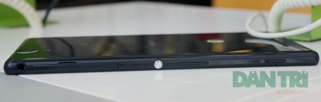 Phablet tầm trung của Sony bất ngờ bán sớm tại Việt Nam - 12 Cạnh phải là phím nguồn, âm lượng, chụp ảnh, ngõ ra âm thanh và khe cắm thẻ SIM.