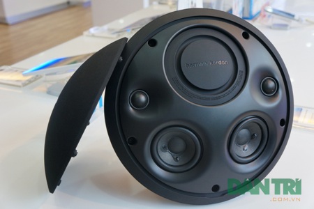 Đập hộp loa di động Harman Karrdon Onyx Studio - 12 Tháo màn vải che loa, người dùng sẽ thấy 2 loa công suất 60W.