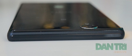 Phablet tầm trung của Sony bất ngờ bán sớm tại Việt Nam - 13 Cạnh trên trơn.