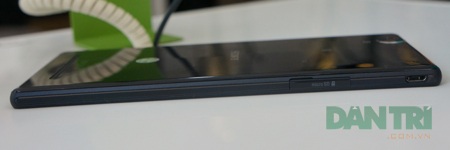 Phablet tầm trung của Sony bất ngờ bán sớm tại Việt Nam - 15 Cạnh trái vị trí của thẻ nhớ rời microSD cùng ngõ sạc.