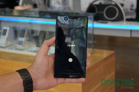 Phablet tầm trung của Sony bất ngờ bán sớm tại Việt Nam - 11 Mặt sau được sử dụng lớp vỏ nhựa thay vì kính như Xperia Z Ultra.