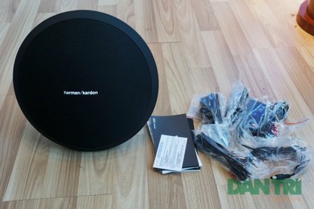 Đập hộp loa di động Harman Karrdon Onyx Studio - 2 Loa đi kèm phiếu bảo hành chính hãng, sách hướng dẫn sử dụng và bộ phụ kiện.