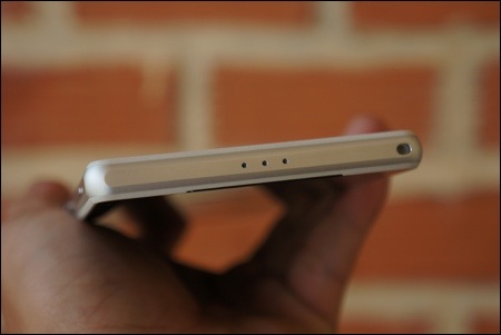 Ngắm Xperia Z2 màu trắng đẹp mắt tại Việt Nam - 3 Cạnh dưới với dãy loa được thiết kế lại khác biệt so với mẫu Xperia Z1.