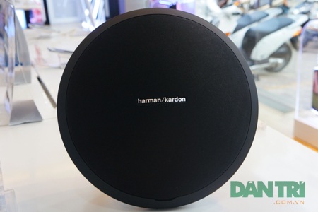 Đập hộp loa di động Harman Karrdon Onyx Studio - 3 Mặt trước nhìn khá bầu bỉnh.