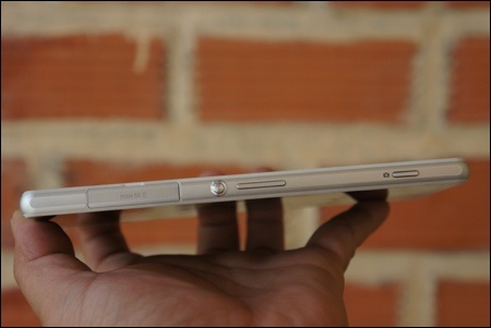 Ngắm Xperia Z2 màu trắng đẹp mắt tại Việt Nam - 5 Các phím bấm của máy có thiết kế tương đồng với mẫu Xperia Z1.