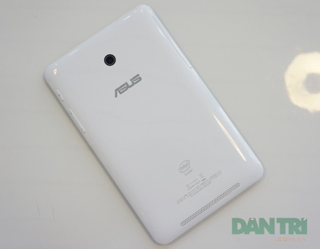 Cận cảnh tablet 7 inch hỗ trợ 2 SIM 2 sóng đầu tiên của Asus - 3 Mặt sau sử dụng lớp vỏ nhựa tốt.