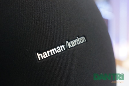 Đập hộp loa di động Harman Karrdon Onyx Studio - 4 Logo của sản phẩm được làm khá tinh tế và đẹp mắt.