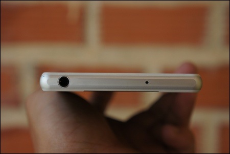 Ngắm Xperia Z2 màu trắng đẹp mắt tại Việt Nam - 4 Cạnh dưới với dãy loa được thiết kế lại khác biệt so với mẫu Xperia Z1.