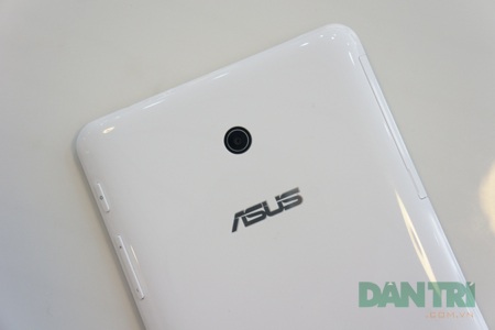 Cận cảnh tablet 7 inch hỗ trợ 2 SIM 2 sóng đầu tiên của Asus - 4 Camera nâng cấp lên 5 MPx hỗ trợ lấy nét tự động và không có đèn trợ sáng Flash.